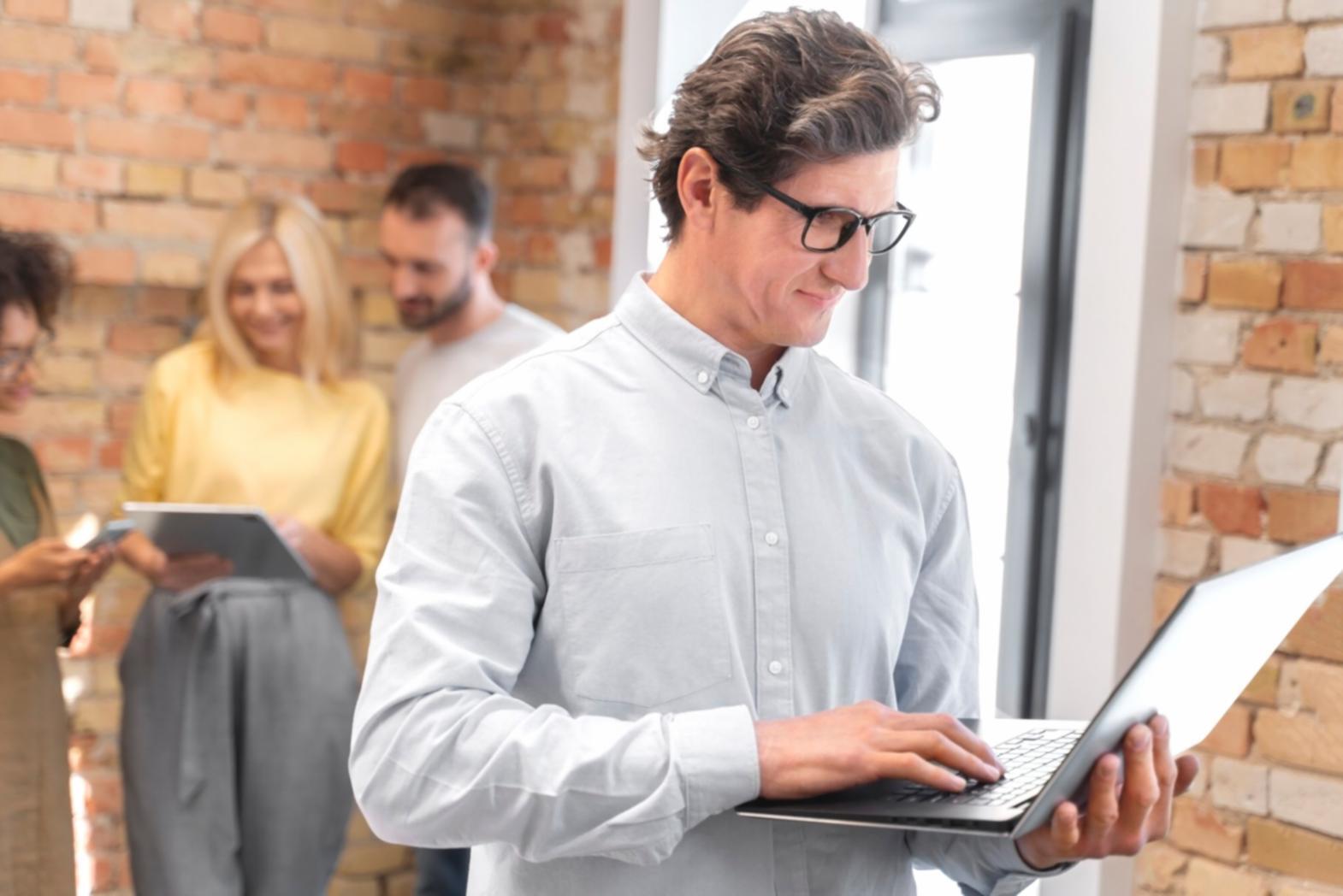 Dashboard con métricas financieras y KPIs empresariales